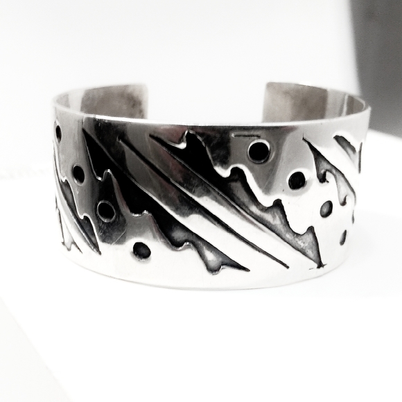 Vintage Heavy Etched Sterling Silver Native American Cuff Bracelet - Picture 5 of 8